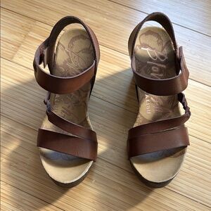 Blowfish size 6.5 Brown Strappy Sandals